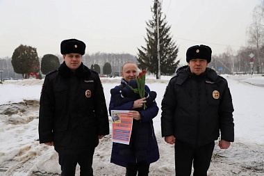 Рязанская полиция поздравила местных жительниц с 8 марта