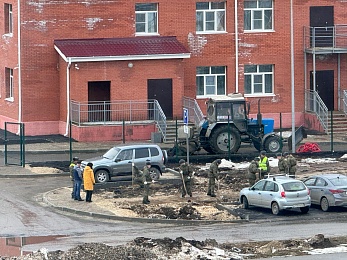 Мужчины в военной форме помогают благоустраивать территорию у детсада в Рыбном 