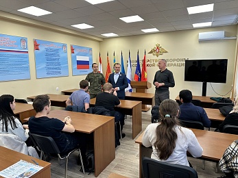 Руководитель РГУ имени Есенина Игорь Мурог сводил выпускников в пункт отбора на военную службу