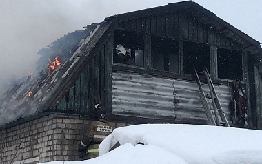 В Шумаши под Рязанью горит жилой дом