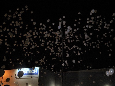 Рязанские водители выпустили в небо белые шары в память о погибших в Кемерове 