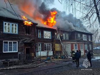 МЧС: пожар двухэтажного дома на Лесопарковой в Рязани тушили 39 человек