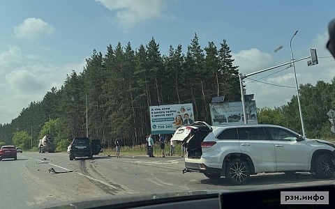 На перекрестке под Рязанью столкнулись два автомобиля