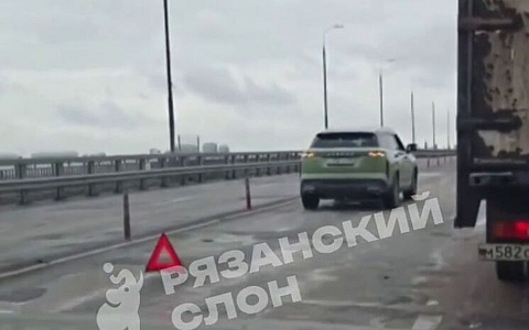 Из-за аварии на Солотчинском мосту образовалась пробка