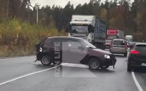 Легковушку выбросило к середине дороги из-за аварии в Клепиковском районе Легковушку выбросило к середине дороги из-за аварии в Клепиковском районе