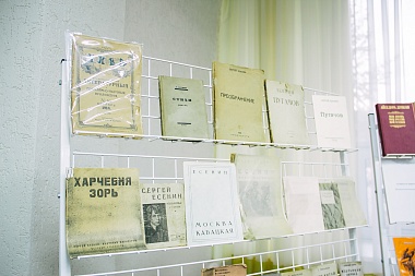 Прилепин подарил Рязани крупную «есенинскую» коллекцию - 62ИНФО Прилепин подарил Рязани крупную «есенинскую» коллекцию