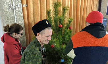 В Рязанской области семьям фронтовиков привезли елки к Новому году - 62ИНФО В Рязанской области семьям фронтовиков привезли елки к Новому году