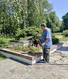 В Рязани поливают цветы на площадях и в скверах