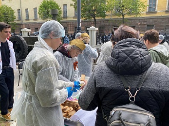 В Рязани у кремля 9 Мая открыли полевую кухню и показали трофейную технику