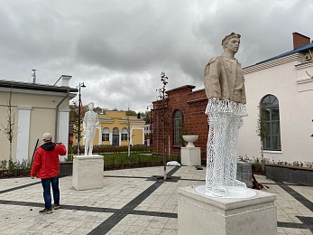 На Рязанской ВДНХ поставили найденные в Оке призраки-скульптуры СССР