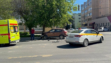 В Рязани реанимация приехала к ДТП с такси и Hyundai на Грибоедова