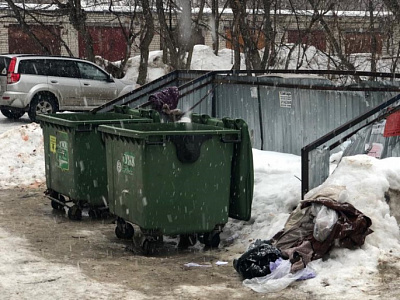 На улице Станкозаводской провели следственный эксперимент с женщиной, оставившей ребёнка в мусорном баке. Видео