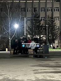 Рязанские подростки выдрали все лавки в сквере и перетащили их в кучу