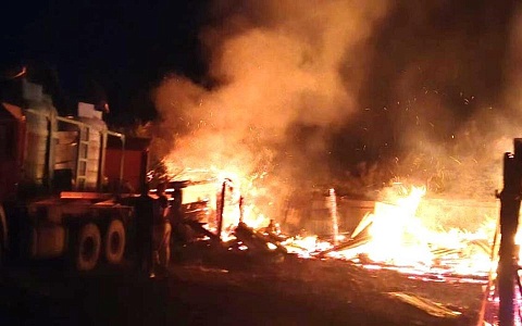В Сараевском районе вечером вспыхнули и сгорели две надворные постройки В Сараевском районе вечером вспыхнули и сгорели две надворные постройки