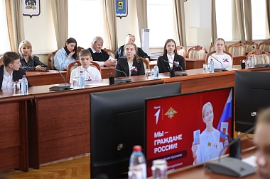 Павел Малков вручил паспорта молодым рязанцам 