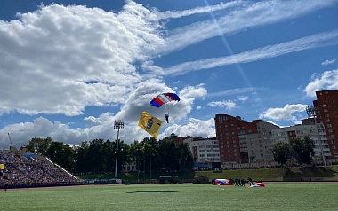 В Рязани День ВДВ отметили показательными выступлениями десантников и прыжками с парашютом