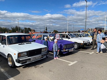 В Рязани прошла выставка ретро-машин - 62ИНФО В Рязани прошла выставка ретро-машин