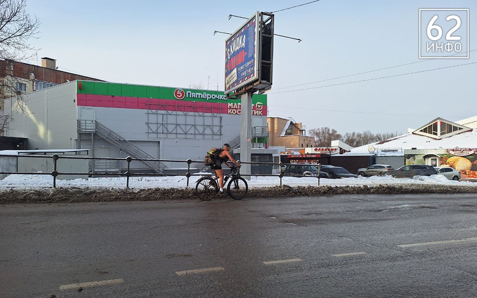 На улице Рязани в последний день года ездил велосипедист в летней одежде - 62ИНФО