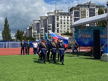 В Рязани День ВДВ отметили показательными выступлениями десантников и прыжками с парашютом