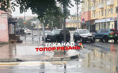 На улице Горького в Рязани столкнулись две легковушки