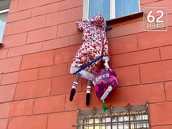 На Первомайском проспекте заметили лезущего в окно Деда Мороза