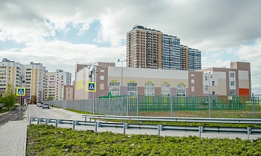 Стадион школы № 76 модернизируют на средства «Зелёного сада»