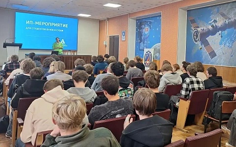 Рязанским студентам напомнили об обязанностях пешеходов и водителей на дорогах 
