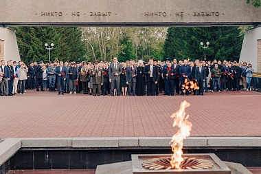 На Скорбященском мемориале Рязани зажгли «Свечи памяти» в час начала Великой Отечественной