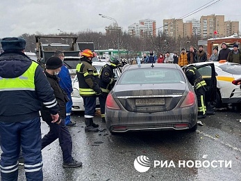 На Рублевском шоссе в Москве столкнулись девять автомобилей