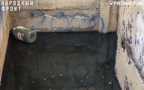 Жители дома на улице Грибоедова страдают от проблем с канализацией