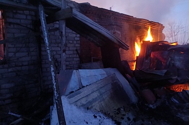 В Старожиловском округе 14 часов тушили большой пожар в жилом доме