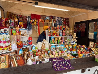 Рязанцы покупают на Пасхальной ярмарке куличи, мёд и корзины