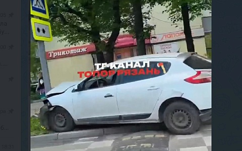 В Рязани машина врезалась в дорожный знак
