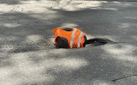 В Рязани на улице Островского проваливается люк