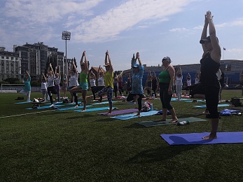 Рязанцы отметили Международный день йоги с доктором Савитой Хариш из Индии - 62ИНФО Рязанцы отметили Международный день йоги с доктором Савитой Хариш из Индии