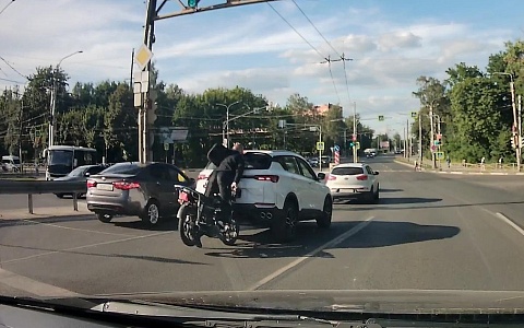 На Приокском путепроводе мотоциклист врезался в легковушку