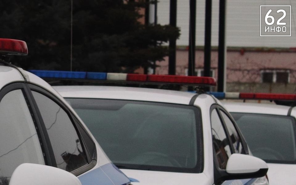 Сотрудники ГАИ помогли женщине-водителю в трудной ситуации на дороге в Рязанской области  - 62ИНФО