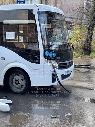 Маршрутка № 66 в Рязани попала в аварию на улице Грибоедова