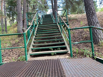 В Солотче лестница на Лысой горе опасна для отдыхающих
