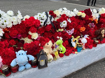 В Рязани прошел траурный митинг в память жертв теракта в "Крокусе" - 62ИНФО В Рязани прошел траурный митинг в память жертв теракта в "Крокусе"