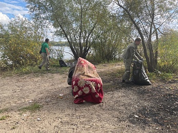 УЖК «Зелёный сад — мой дом» убралась на пляже в 500 квадратных метров в Борках