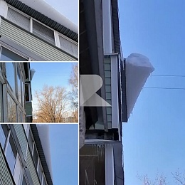 Опасная льдина свисает с крыши на улице Станкозаводской в Рязани