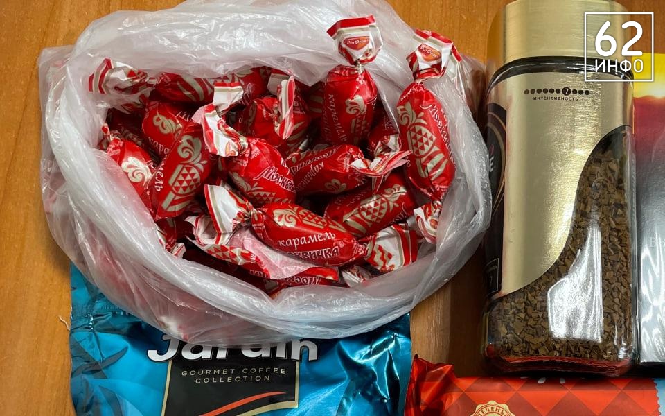 Рязанцы ворвались в закрытый павильон со сладостями и обокрали его в ночи - 62ИНФО