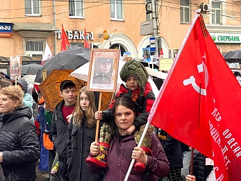 В Рязани более 20 тысяч горожан прошли в строю «Бессмертного полка» - 62ИНФО В Рязани более 20 тысяч горожан прошли в строю «Бессмертного полка»