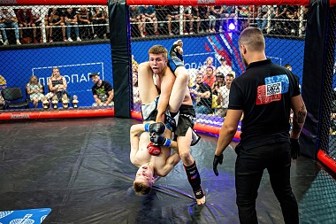 В рязанском Лесопарке прошёл турнир ММА «Битва за Рязань»