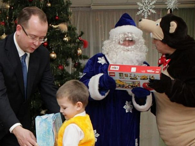 Карабасов с коллегами исполнили новогодние желания нуждающихся детей