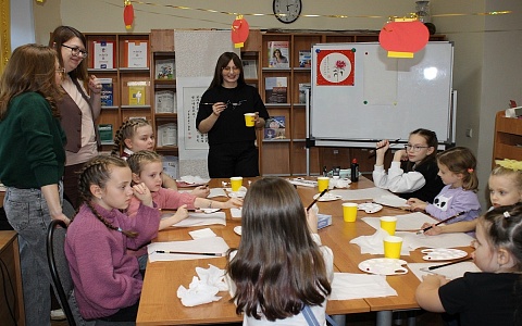 Юных рязанцев учили рисовать дракона