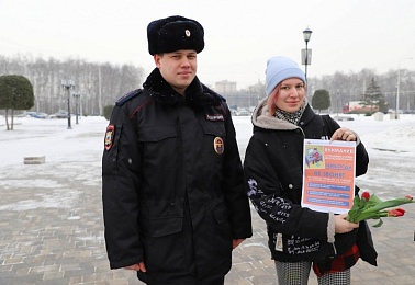 Рязанская полиция поздравила местных жительниц с 8 марта
