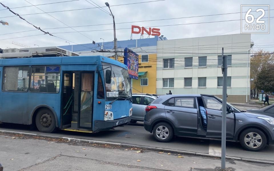 В Рязани на светофоре столкнулись троллейбус и легковушка - 62ИНФО