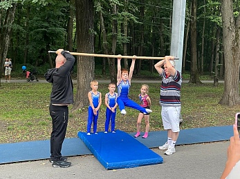 В рязанском Лесопарке отметили День физкультурника